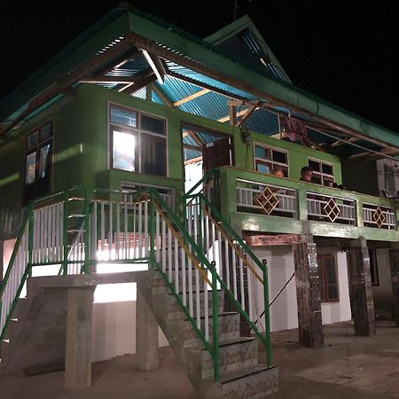 Dua Putri Komodo Homestay Kültér fotó