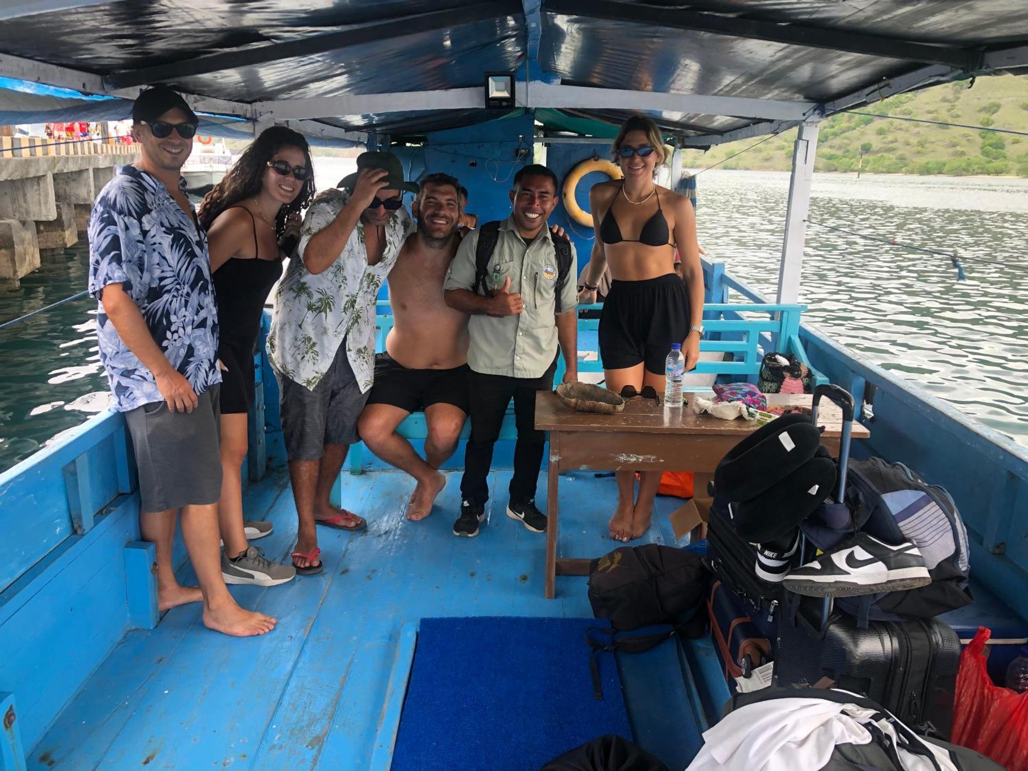 Dua Putri Komodo Homestay Kültér fotó