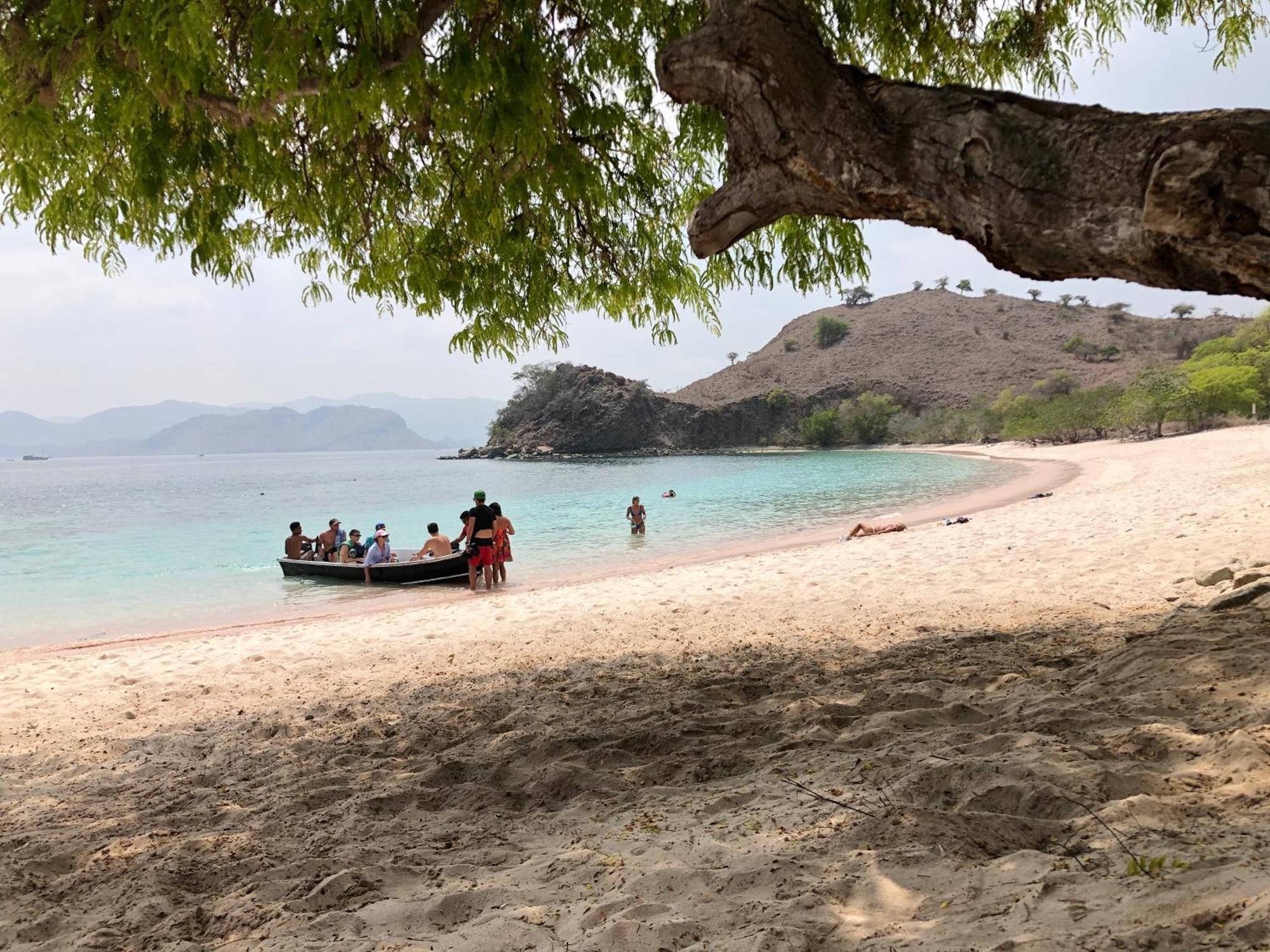 Dua Putri Komodo Homestay Kültér fotó
